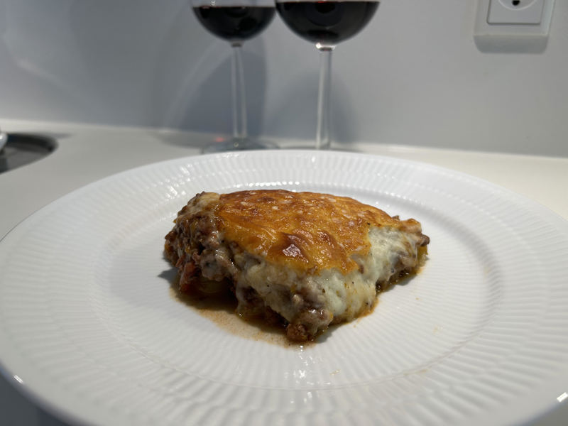 Traditionel græsk moussaka med krydret oksekød-billede-1