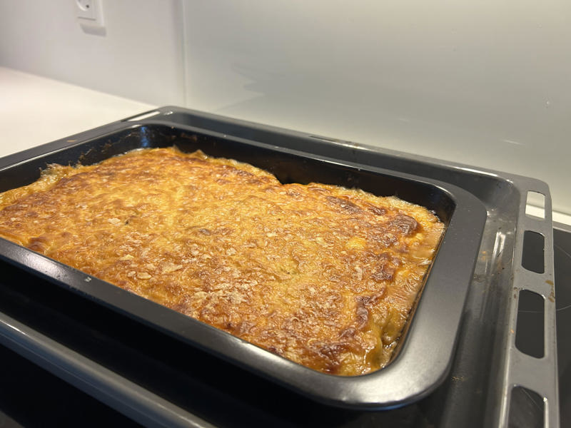 Traditionel græsk moussaka med krydret oksekød-billede-1