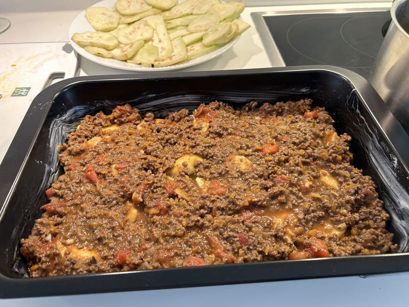 Traditionel græsk moussaka med krydret oksekød-billede-3