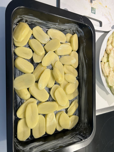 Traditionel græsk moussaka med krydret oksekød-billede-4