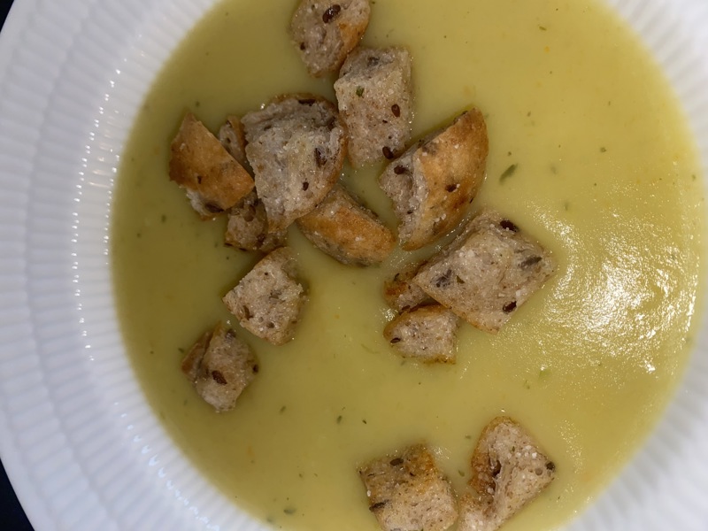 Kartoffelsuppe med porre og brødcroutoner-billede-1